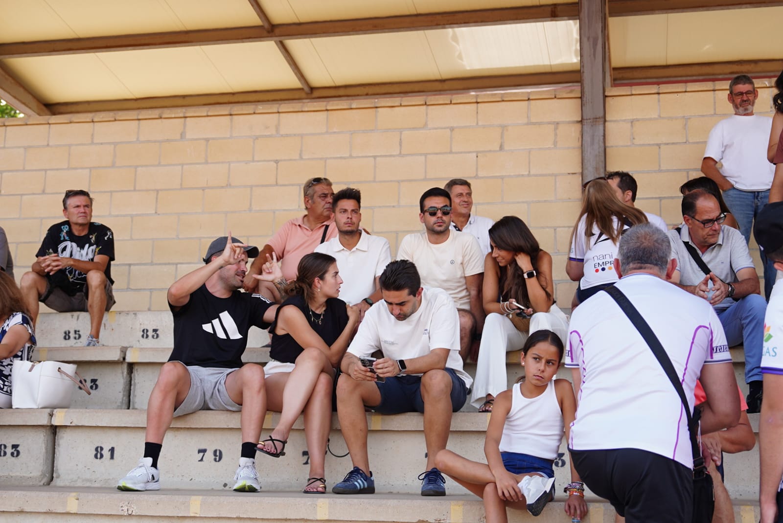 Pobre animación en Las Pistas, con la grada techada al borde del lleno