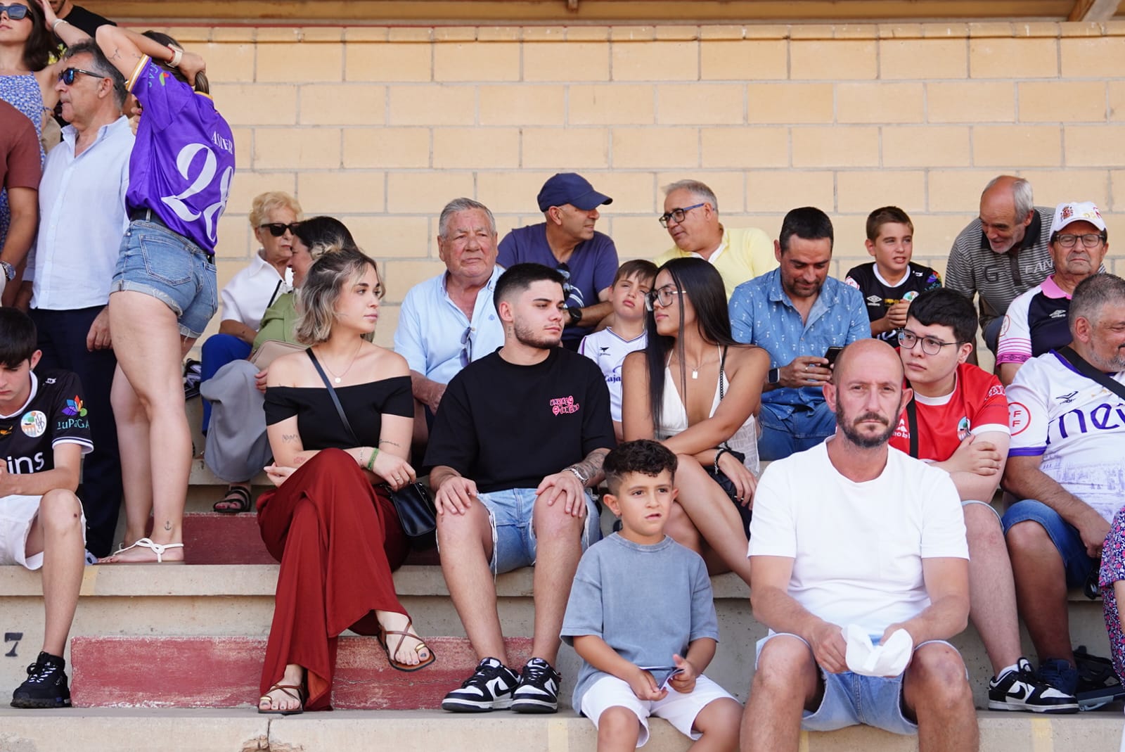 Pobre animación en Las Pistas, con la grada techada al borde del lleno