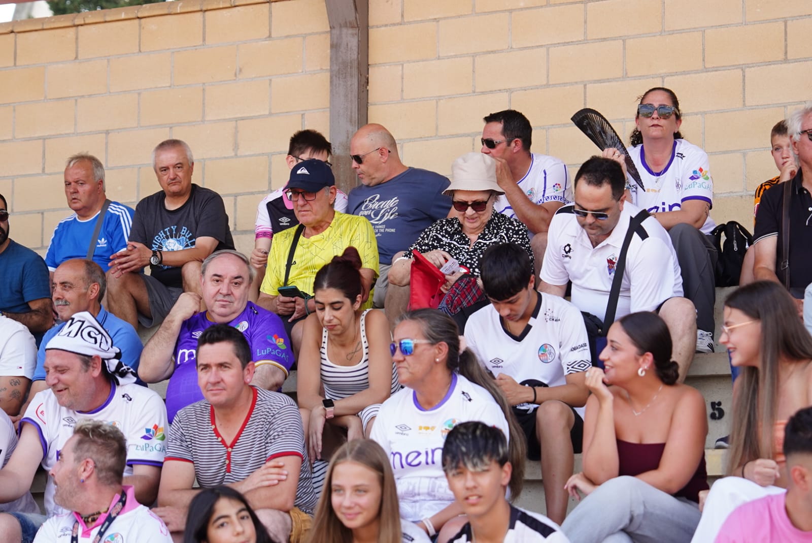 Pobre animación en Las Pistas, con la grada techada al borde del lleno