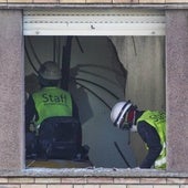 Trabajadores protegidos retiran amianto de un edificio de la ciudad.