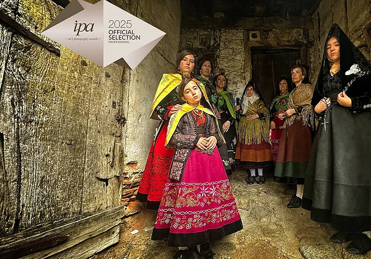 Mujeres y niñas de Candelario (Salamanca), vestidas con la indumentaria ceremonial de sus antepasadas.