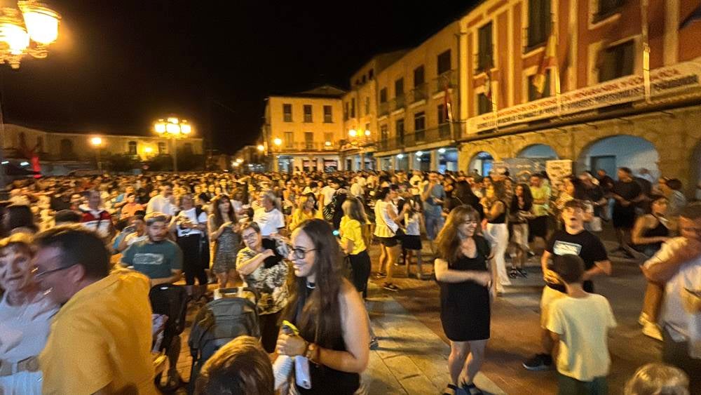 Multitudinaria respuesta a la gala solidaria Airadilos en Peñaranda