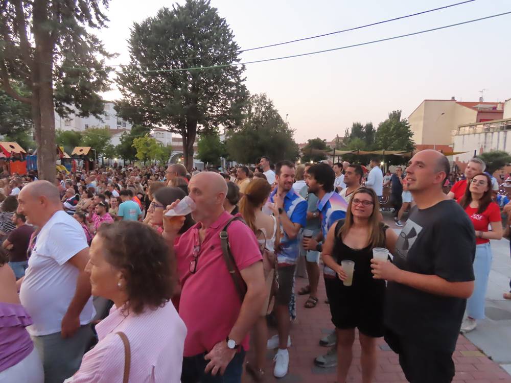 Multitudinaria respuesta a la gala solidaria Airadilos en Peñaranda