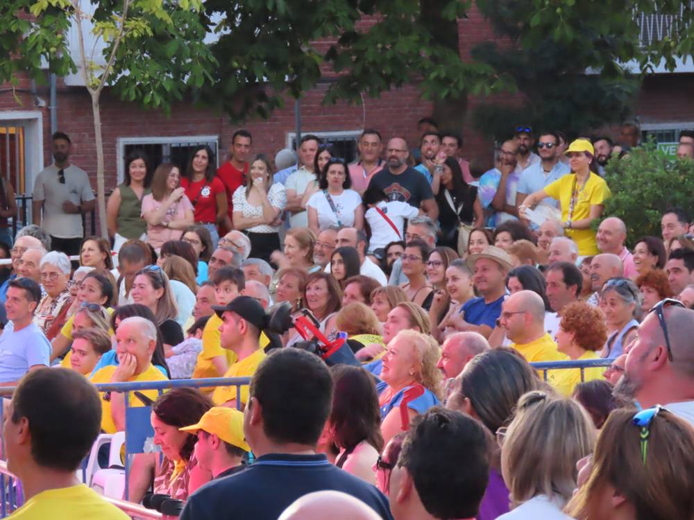 Multitudinaria respuesta a la gala solidaria Airadilos en Peñaranda