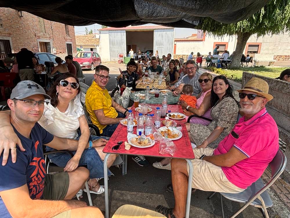 Medio millar en la paella de Villar de Gallimazo