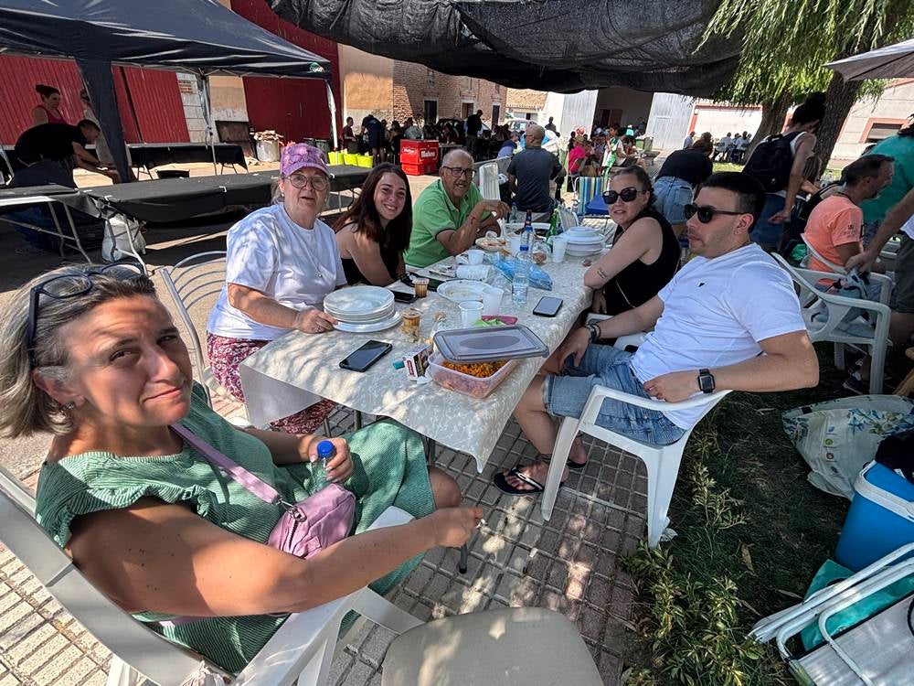 Medio millar en la paella de Villar de Gallimazo