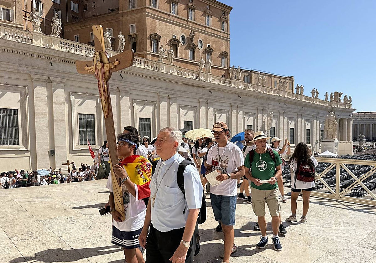 Los jóvenes de la Diócesis de Salamanca cruzan la Puerta Santa de San Pedro en una emotiva jornada jubilar