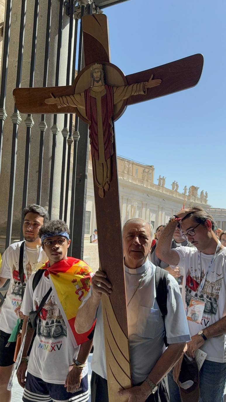 Los jóvenes de la Diócesis de Salamanca cruzan la Puerta Santa de San Pedro en una emotiva jornada jubilar