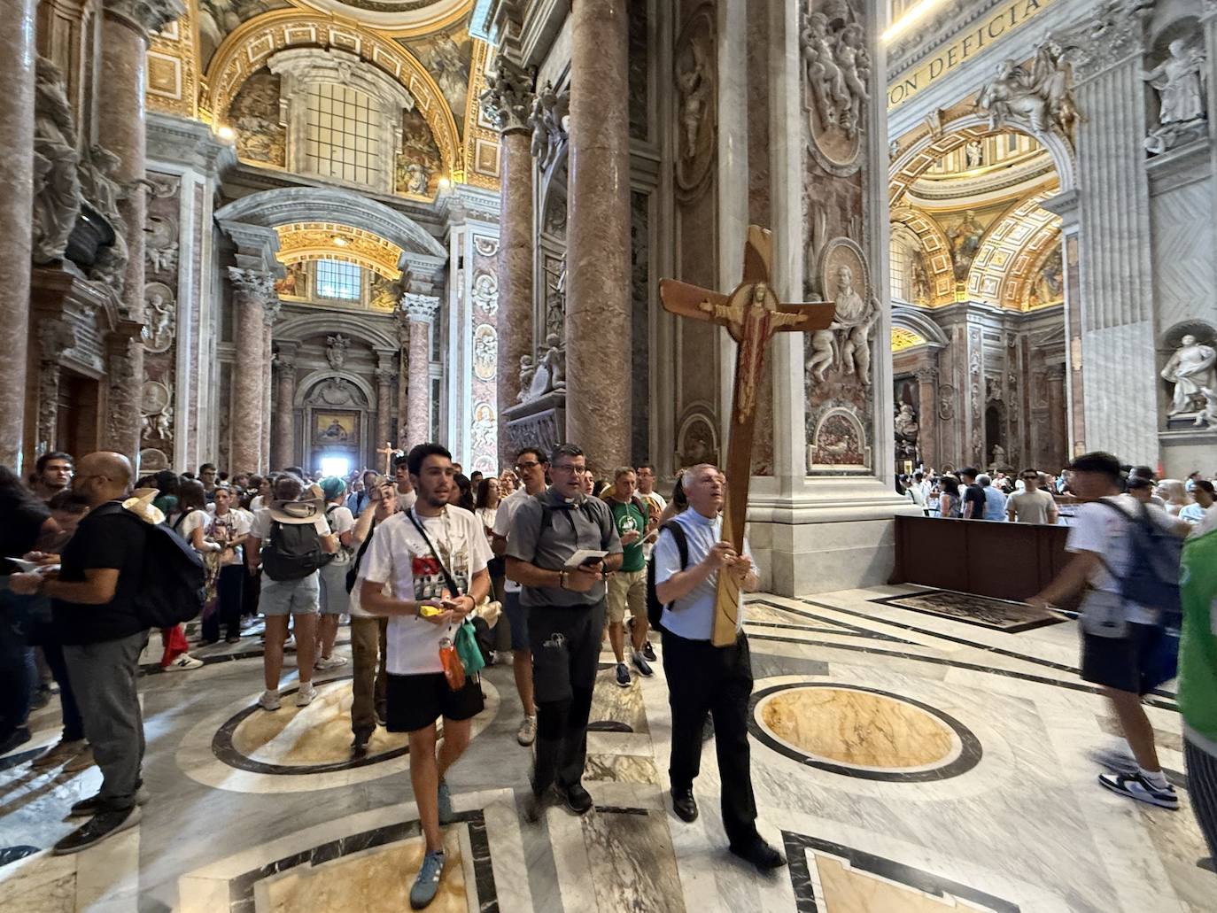 Los jóvenes de la Diócesis de Salamanca cruzan la Puerta Santa de San Pedro en una emotiva jornada jubilar