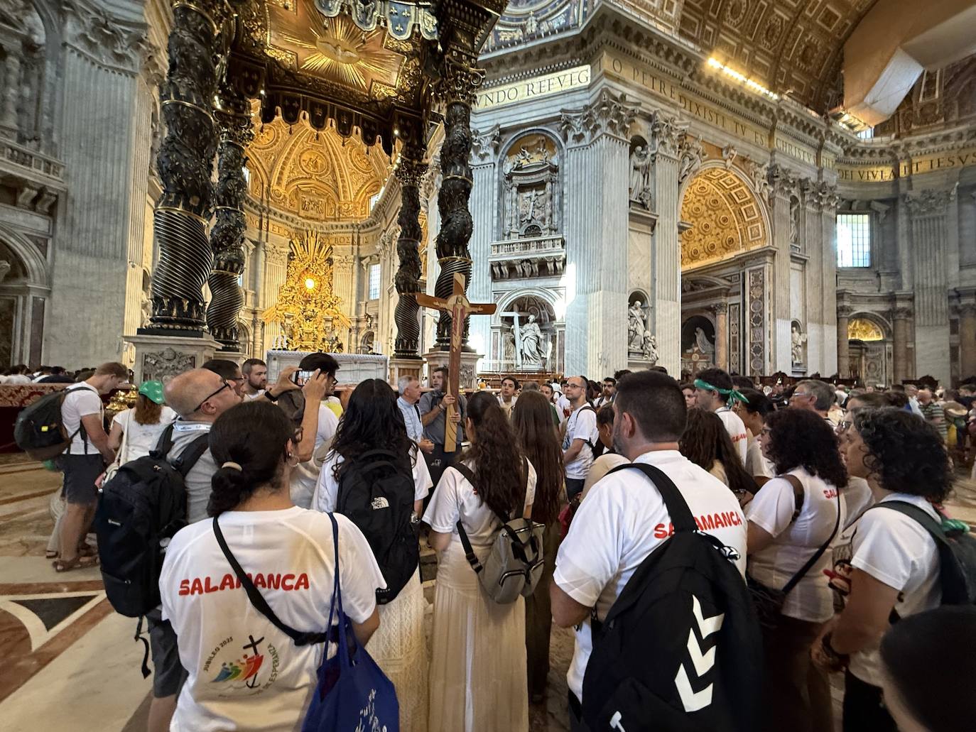 Los jóvenes de la Diócesis de Salamanca cruzan la Puerta Santa de San Pedro en una emotiva jornada jubilar