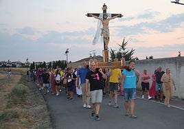 El inicio del paseo del Cristo de las Batallas, a la luz de las velas.