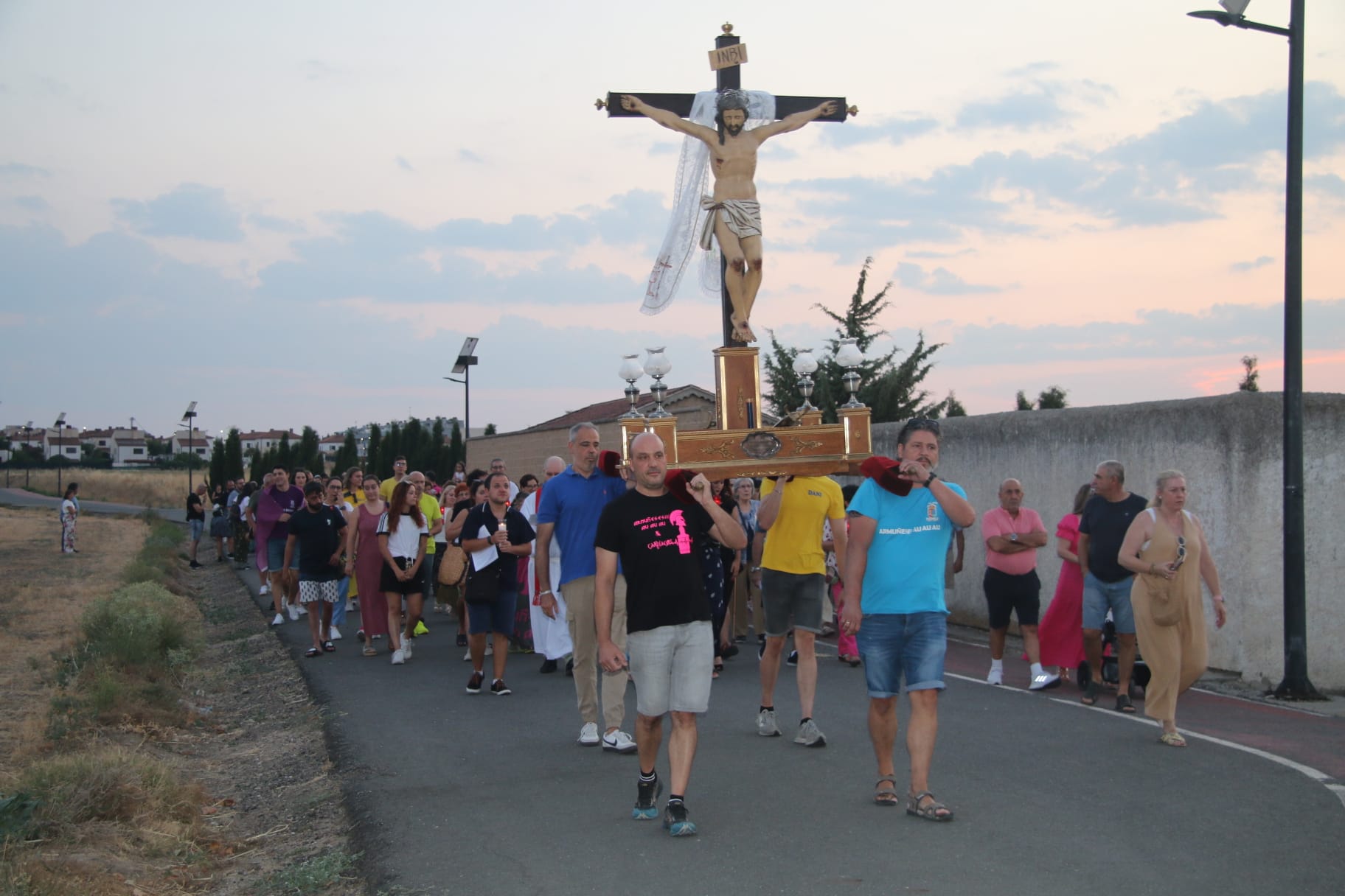 Cien antorchas en Castellanos de Moriscos para iluminar el camino del Cristo de las Batallas