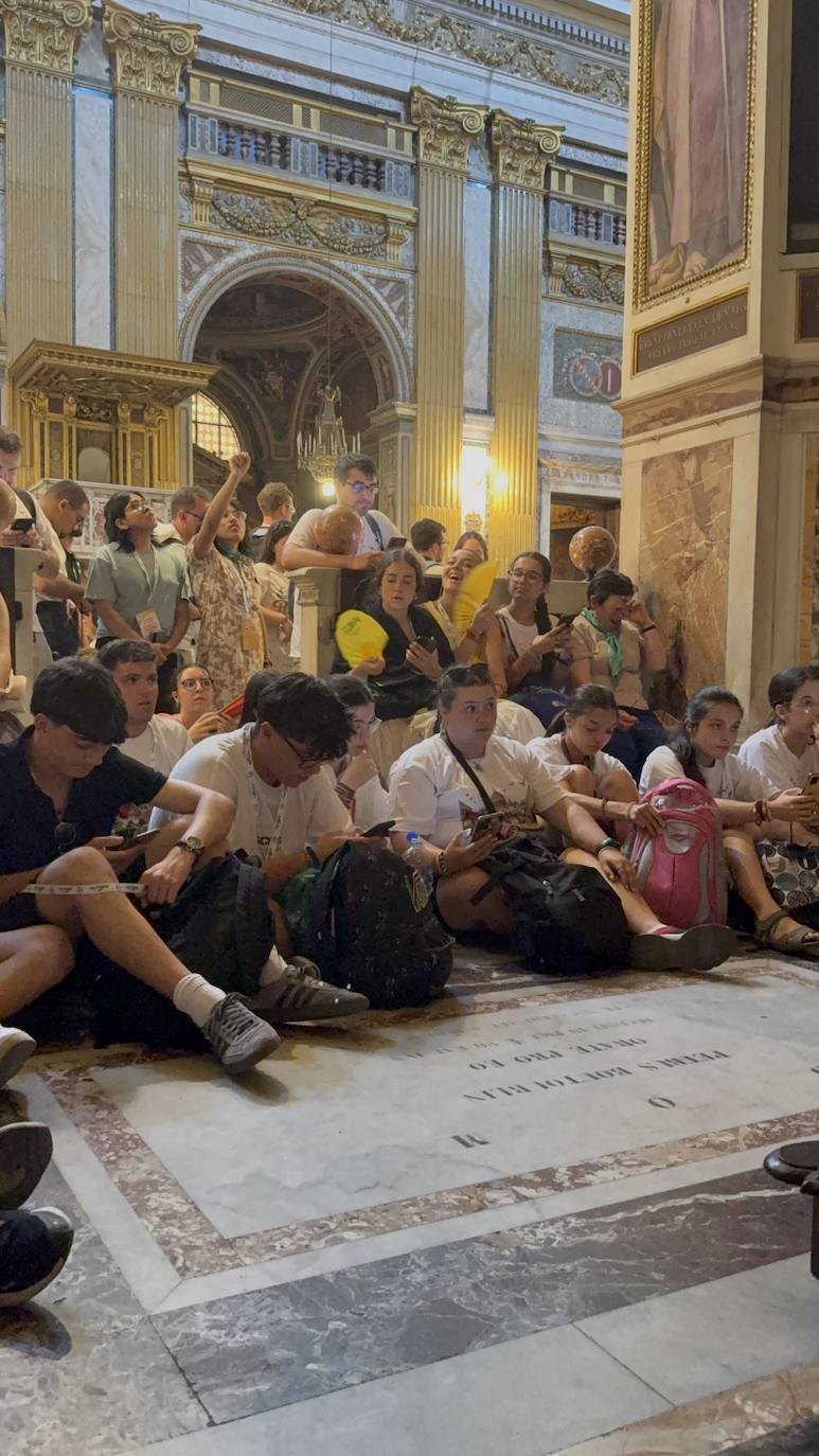 Los jóvenes de la Diócesis de Salamanca cruzan la Puerta Santa de San Pedro en una emotiva jornada jubilar