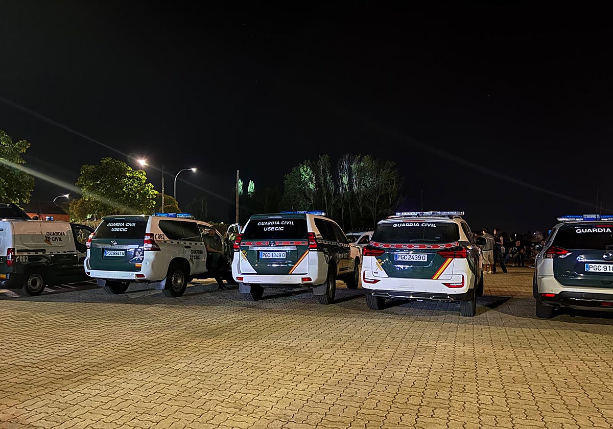 Dotaciones de la Guardia Civil junto al recinto ferial durante las fiestas de Santa Marta.