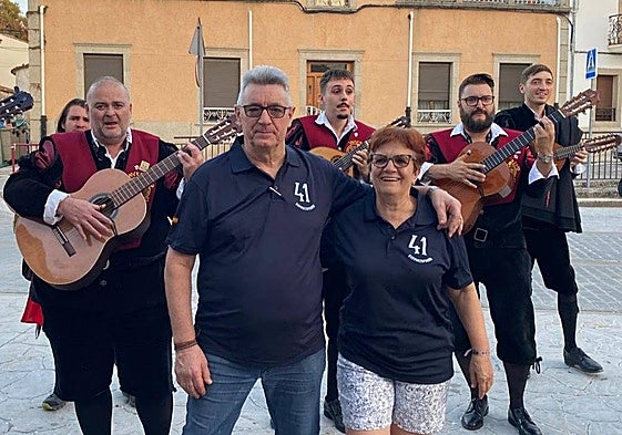 Manuel y Paqui, junto a la tuna, durante la despedida de su negocio.