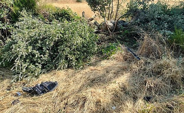 Un foco del vehículo siniestrado, en el lugar del accidente.