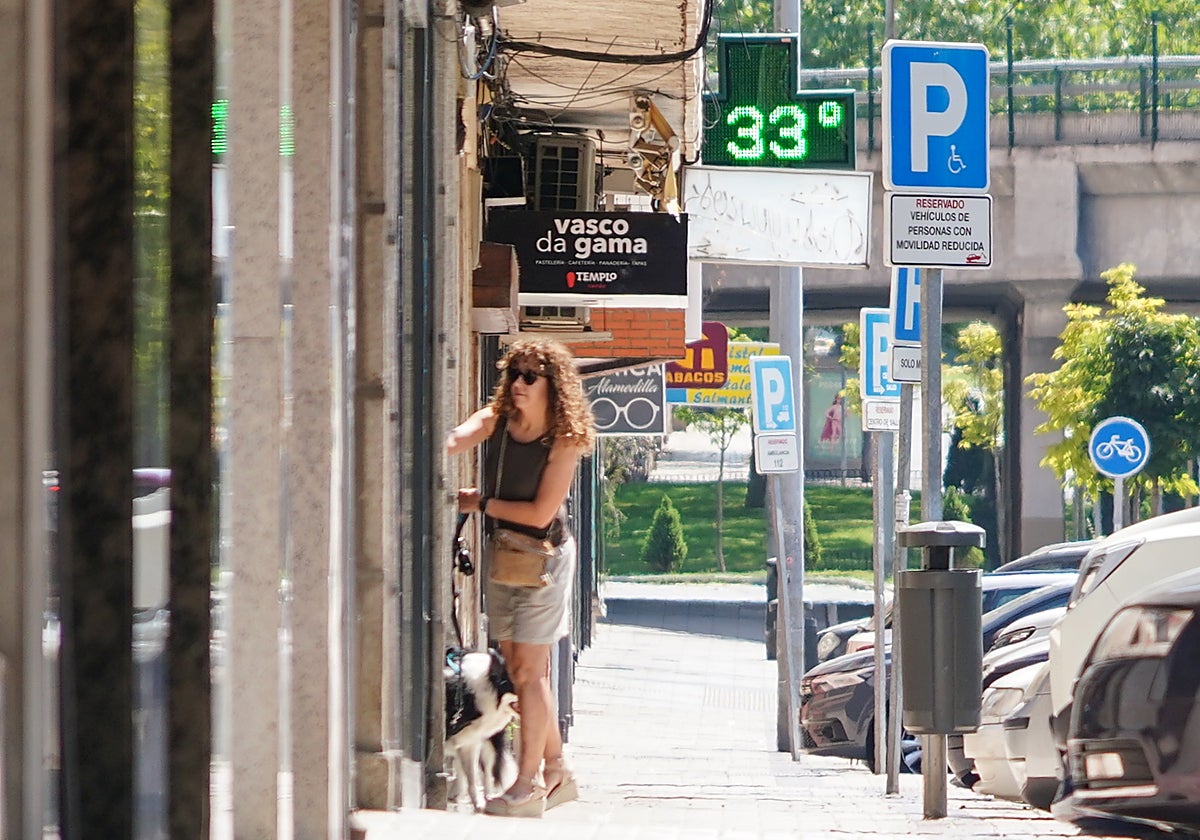Un termómetro marca 33 grados en la capital.