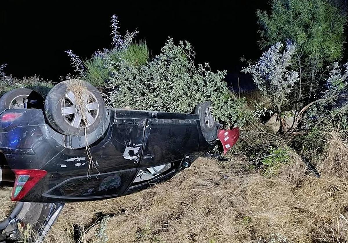 El turismo accidentado tras la salida de vía en la DSA-170, en La Cabeza de Béjar.