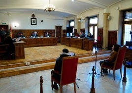 La víctima (I) y el acusado (D), ante el tribunal de la Audiencia Provincial de Salamanca, en enero de 2023.