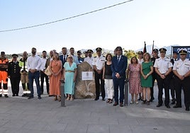 Autoridades provinciales, municipales y policiales, en la foto de familia junto al monolito de homenaje a la Policía Nacional.