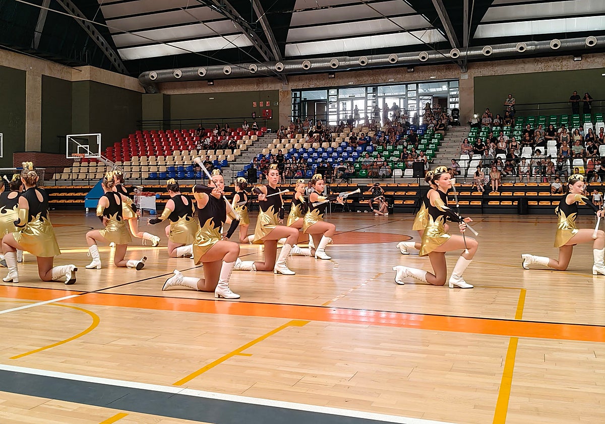 Imagen principal - Arranca el Verano Cultural de Carbajosa de la Sagrada entre aplausos, música y acrobacias
