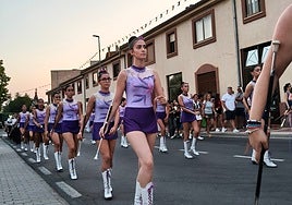 Pasacalles con el grupo de majorettes locales.