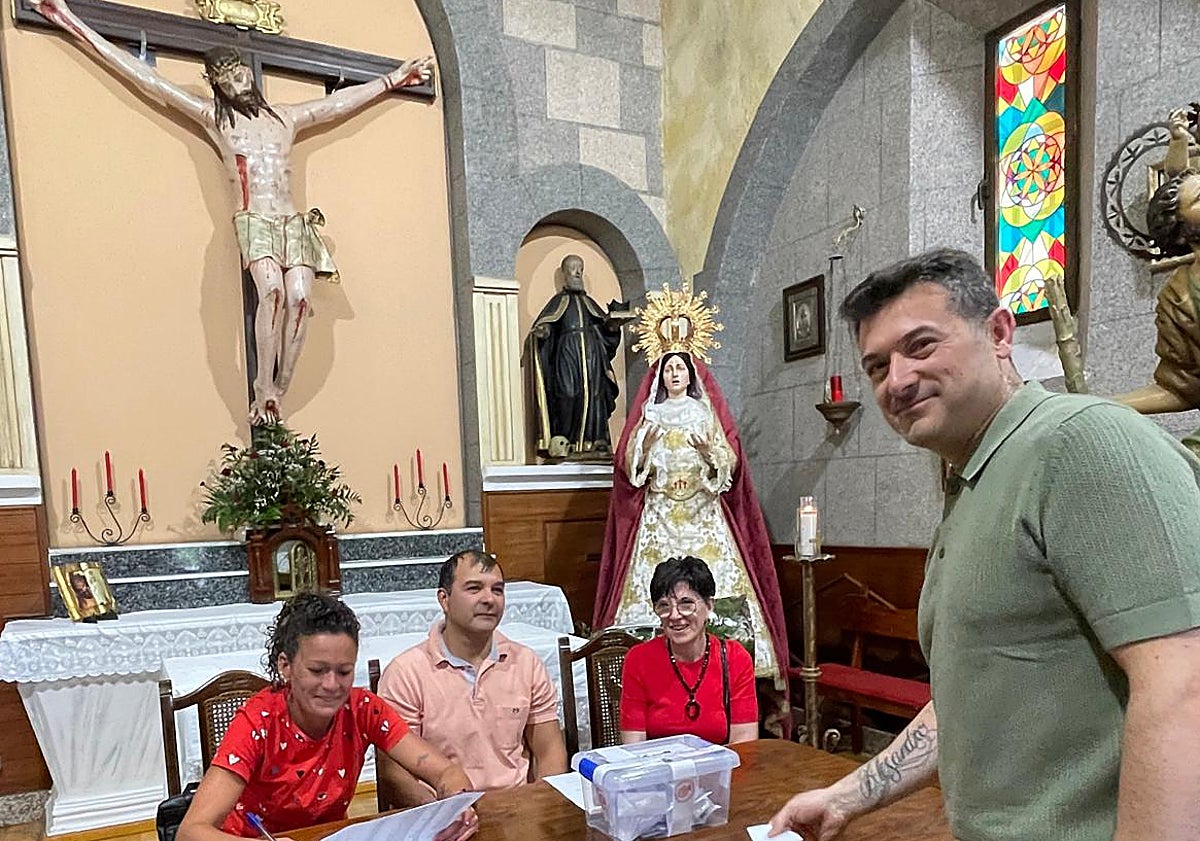 Imagen principal - Guillermo Flores es reelegido presidente del Humilladero de Peñaranda