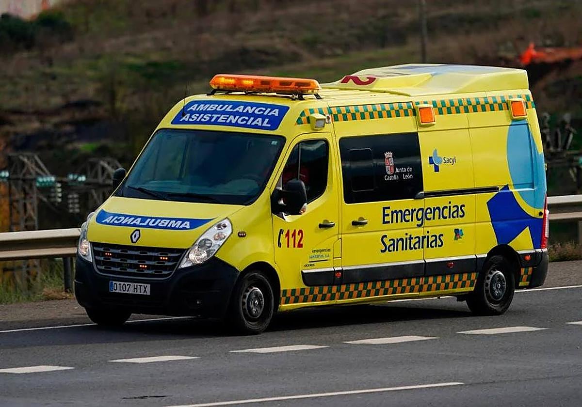 Ambulancia del Sacyl en carretera.