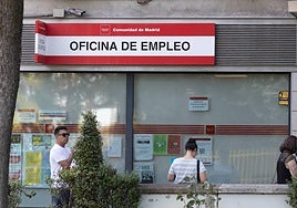 Varias personas hacen cola en una oficina del SEPE de Madrid.