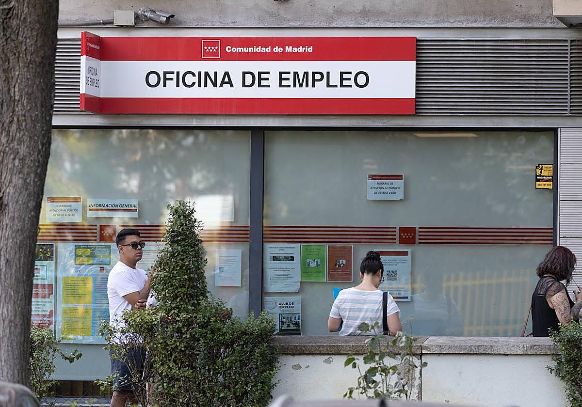 Varias personas hacen cola en una oficina del SEPE de Madrid.