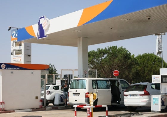 Repostaje en la gasolinera del Centro de Transportes.