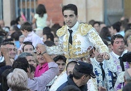 Javier Castaño, a hombros en La Glorieta.