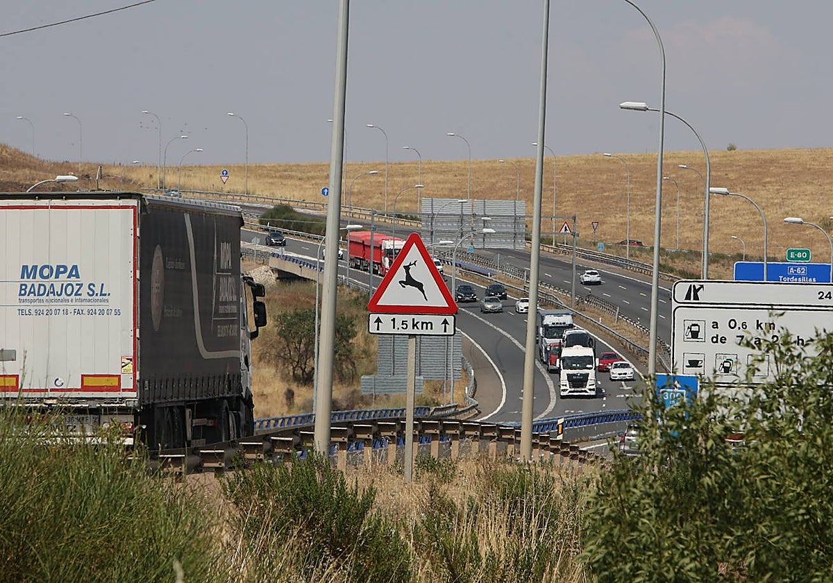 Algunos vehículos, próximos a la glorieta de Buenos Aires.