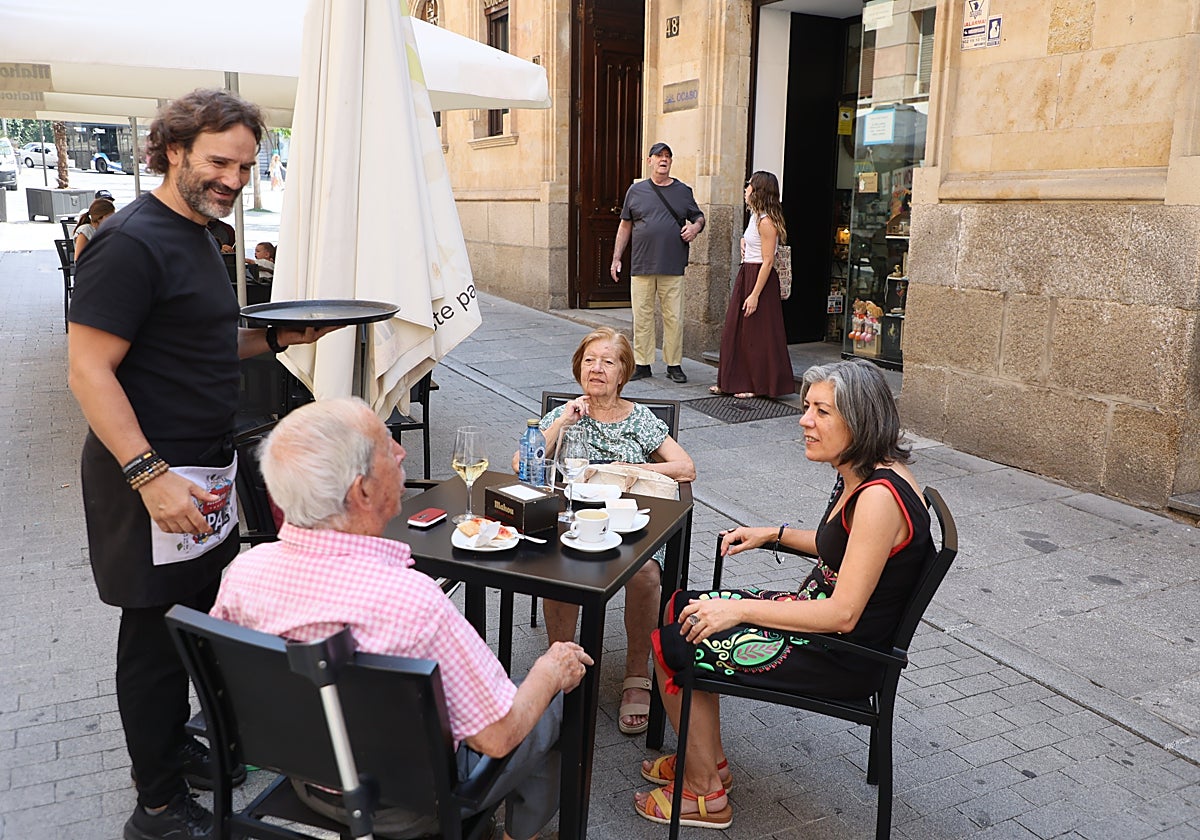 Clientes atendidos en una terraza salmantina.