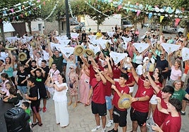 Vecinos de todas las edades participaron en el inicio festivo.