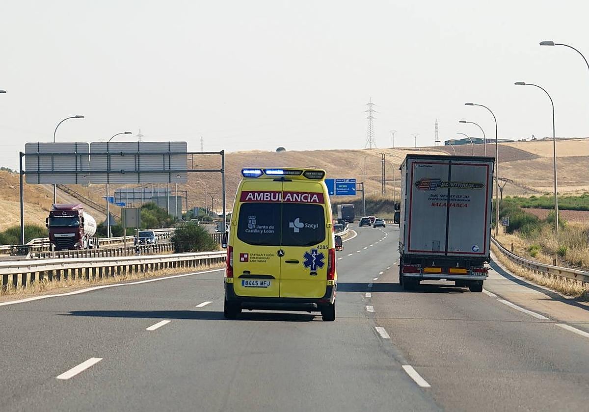 Una ambulancia, circulando por la autovía.