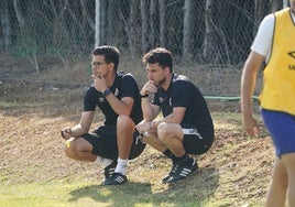 Álvaro Boyero, segundo entrenador, y Jorge García, primer técnico, observan a sus jugadores durante el entrenamiento de este martes.