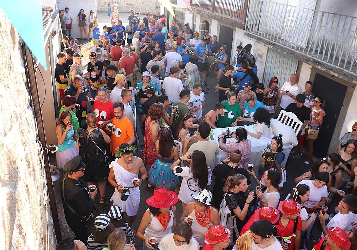 El pregón tiene lugar desde el balcón del Ayuntamiento.