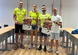 Los miembros del club Ángel García, Pilar García y Javi, junto a Pedro Pérez, concejal de Deportes.