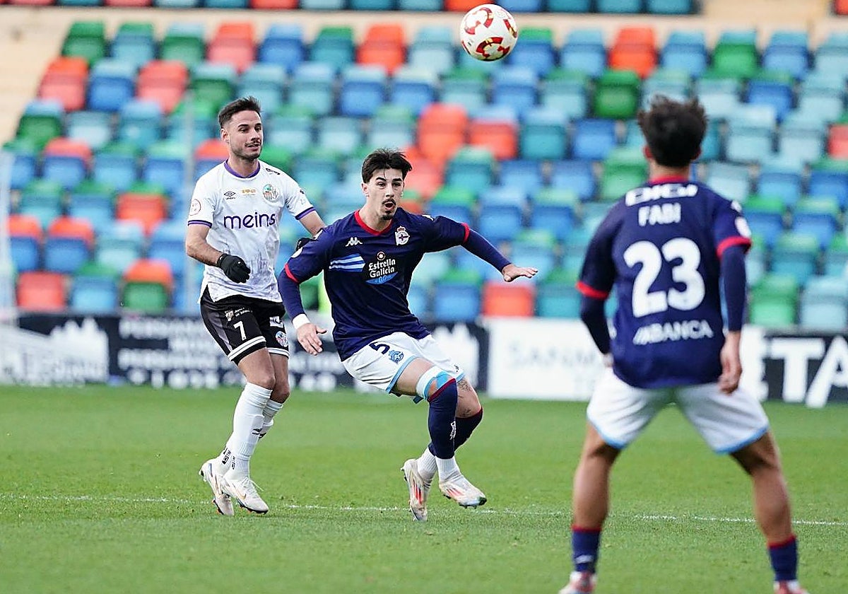 Óscar Marotías gana la posición a Alvarito durante el partido del pasado curso entre el Salamanca UDS y el Deportivo Fabril en el Helmántico.