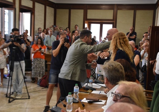 Abrazo entre Antonio Cámara y Javier Garrido en el pleno de Béjar celebrado el pasado martes.