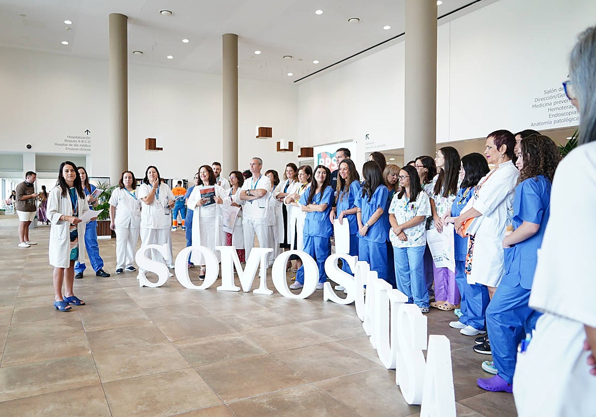 Verónica Sánchez, directora de Enfermería del Hospital, durante el acto celebrado en el hall.