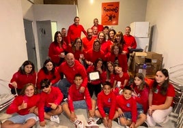 Foto de familia en la que se pueden ver a la mayoría de los miembros de la peña 'Ronchones'.