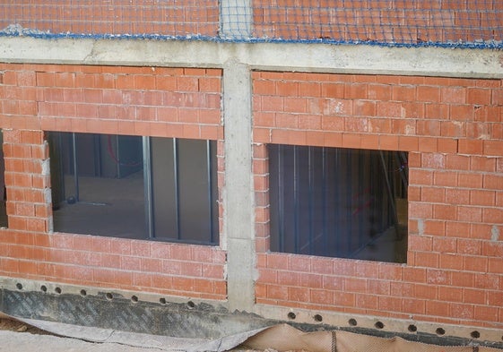 Imagen de tabiques y perfiles en el interior del edificio.