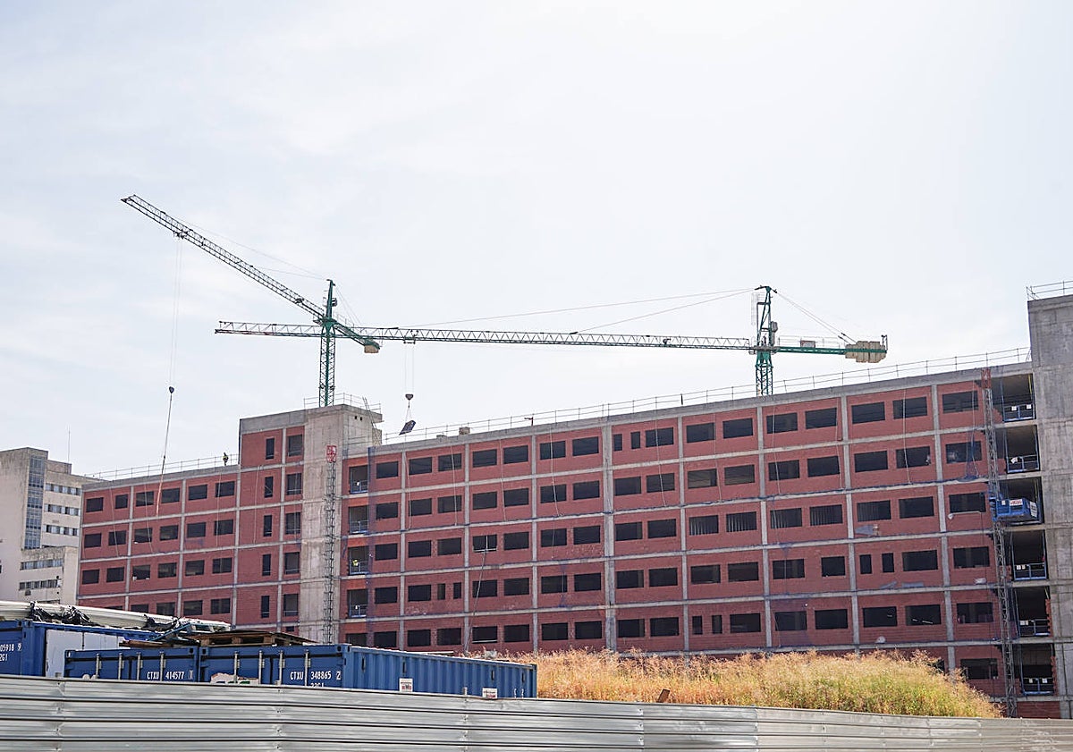 Imagen principal - El edificio de consultas coge forma por dentro: tabiques, canalización y electricidad