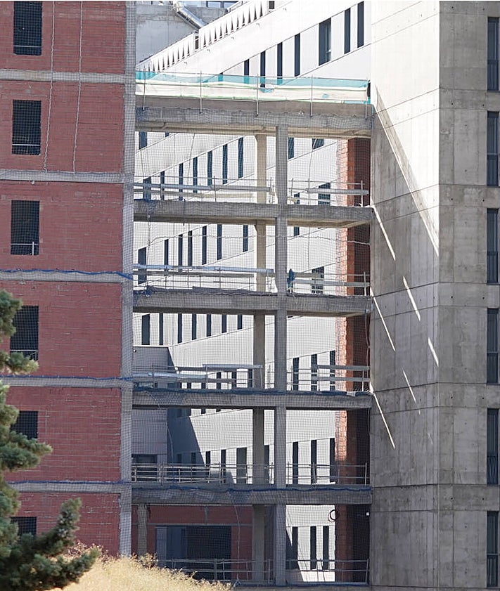 Imagen secundaria 2 - El edificio de consultas coge forma por dentro: tabiques, canalización y electricidad
