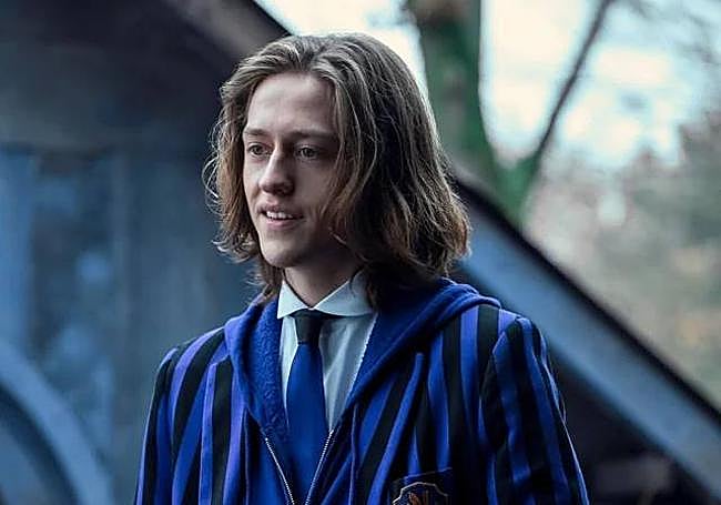 Xavier Thorpe (Percy Hynes White), uno de los intereses románticos de Miércoles, acusado falsamente de ser el monstruo.