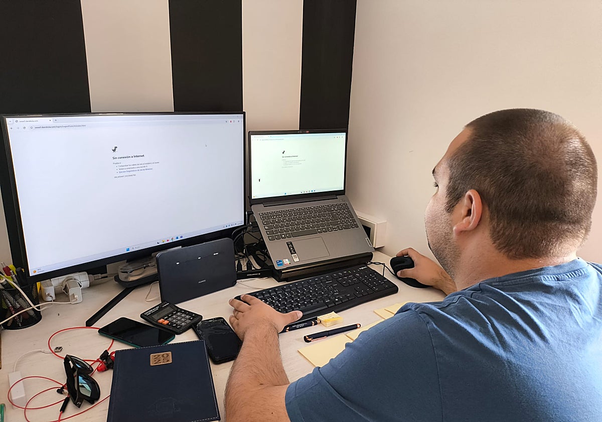 Manuel García, vecino de Encinas de Arriba, afectado por la incidencia, ya que no puede teletrabajar por la falta de conexión a internet.