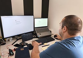 Manuel García, vecino de Encinas de Arriba, afectado por la incidencia, ya que no puede teletrabajar por la falta de conexión a internet.