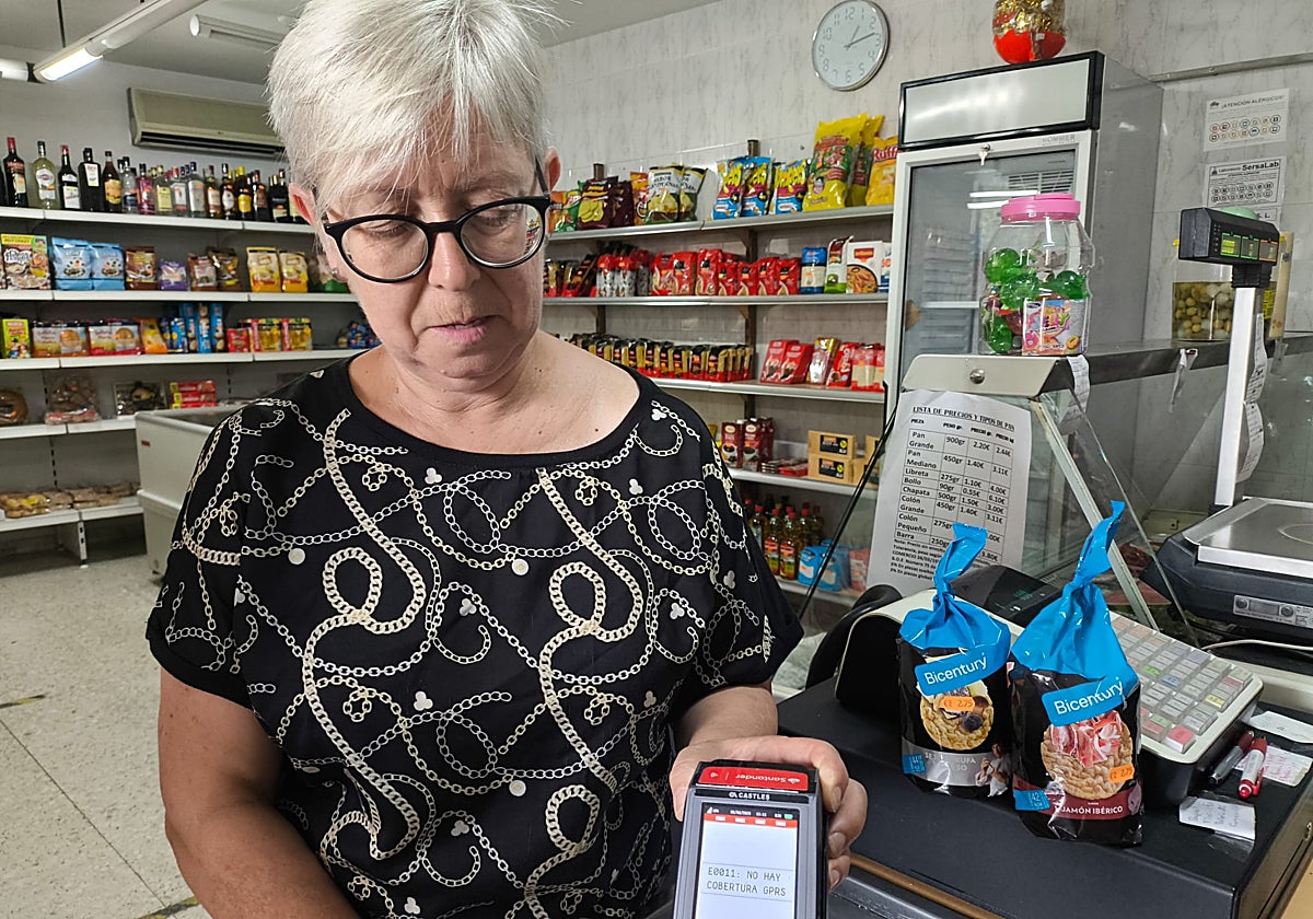 Carmen Rodero, con el datáfono sin conexión.